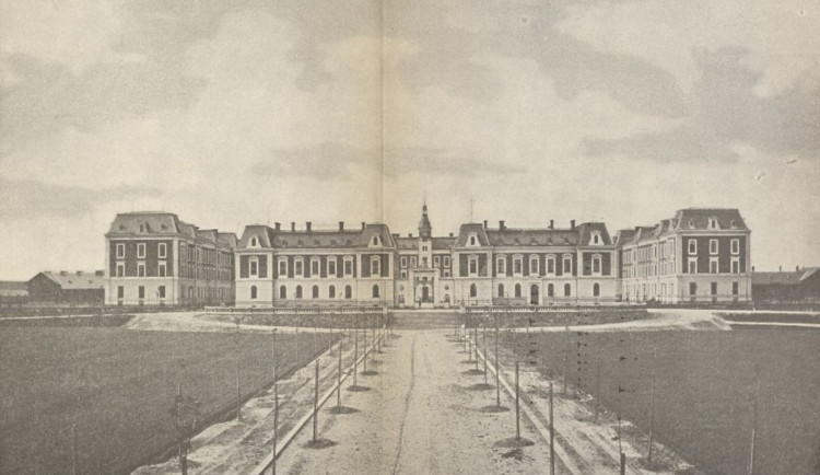 Dukelská kasárna. Největším vojenským objektem v Opavě procházela pohnutá historie 20. století. Foto: Reprodukce z Die Gemeinde Verwaltung der Landeshauptstadt Troppau 1884–1895