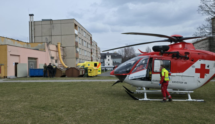 Záchranářský vrtulník se v pátek dopoledne nezastavil, zasahoval u pádů z výšky