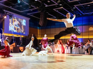 FOTO: Lidé v Ostravě si užili ples. Výtěžek jde na vybavení herny v rodinném centru