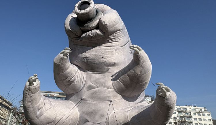 FOTO: Moravák obsadila obří nafukovací monstra. Připomínají svět, který běžně nevidíme