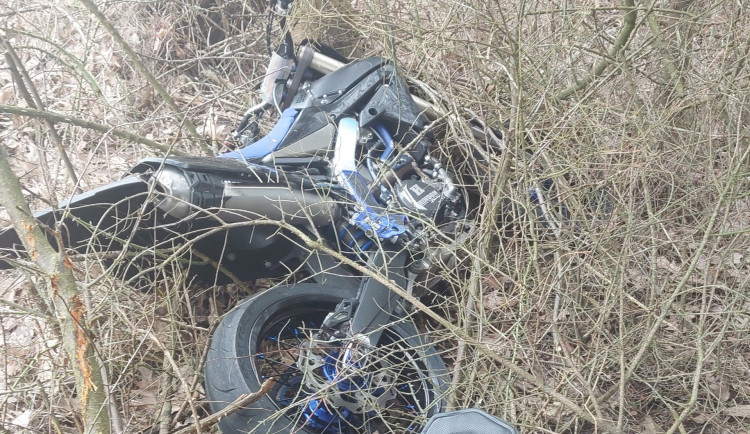 Dva šestnáctiletí chlapci na motorkách se srazili. Řidičák neměl ani jeden z nich