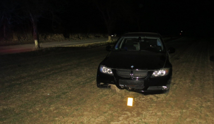 Řidič BMW dostal smyk a skončil na poli. Neměl řidičák a navíc byl opilý