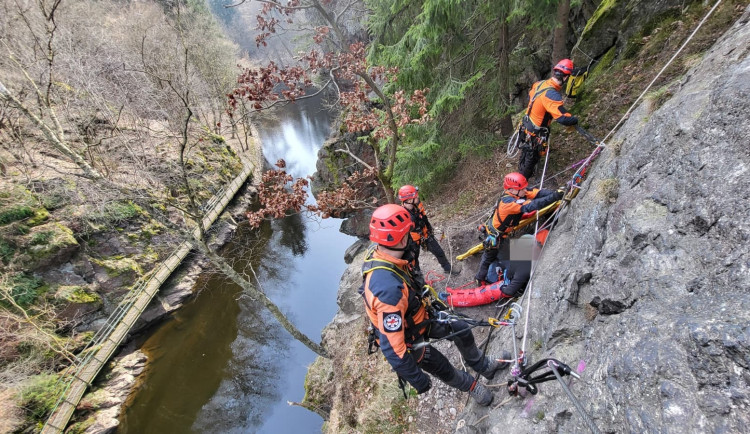 Hasiči během několika hodin zachraňovali paraglidistu a zraněného ferratistu