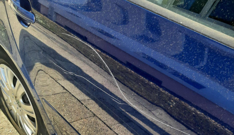 Vandal na Hodonínsku poškrábal auta v celé ulici. Škoda je čtvrt milionu