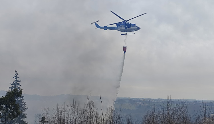 FOTO: U Vyskytné hoří les, hasiči odhadují škodu na pět milionů korun