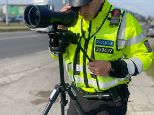 Řidička letěla stovkou v Opavě, policie jí na místě zabavila řidičák