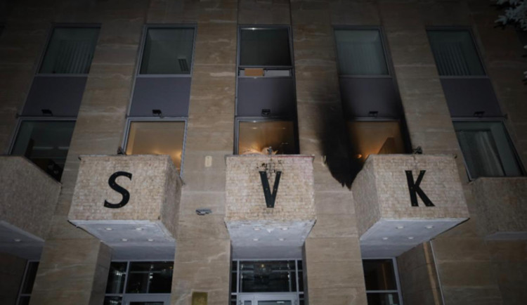 Na Ruský dům v Praze někdo hodil zápalné lahve