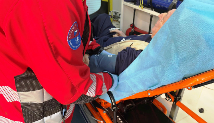 Muže na Karvinsku zavalil dvoutunový předmět. Letěl pro něj vrtulník