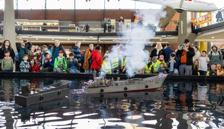 FOTOGALERIE: Vlaky, bagry i lodě. Flora Olomouc láká na modelářství v akci