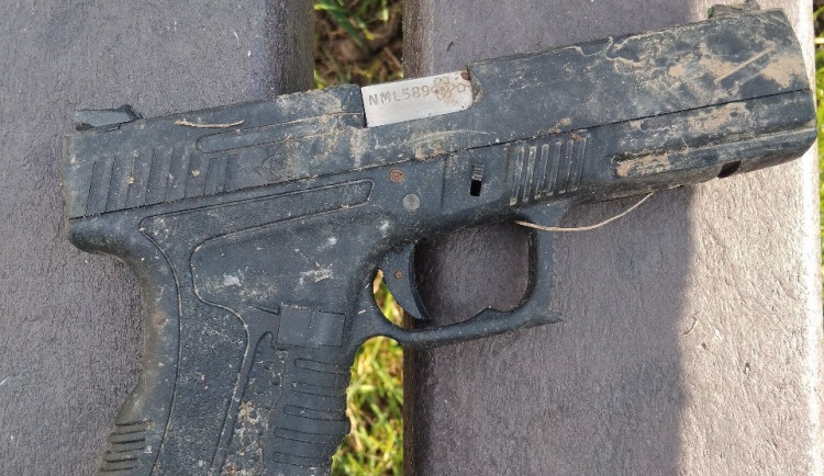 Zděšený otec volal strážníky na hřiště v Líšni. V pískovišti se povalovala zbraň