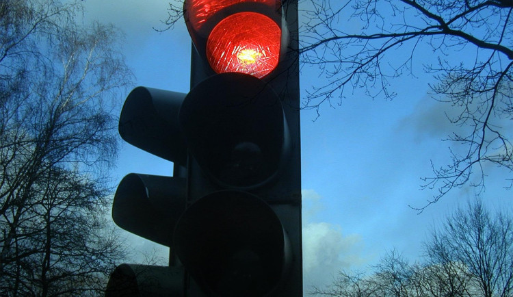 Řidič pick-upu tvrdil policistům, že jel na žlutou. Na semaforu ale svítila červená