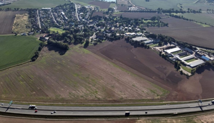 Plačice se dočkají protihlukových stěn u dálnice D11. Měření prokázalo překročení limitů