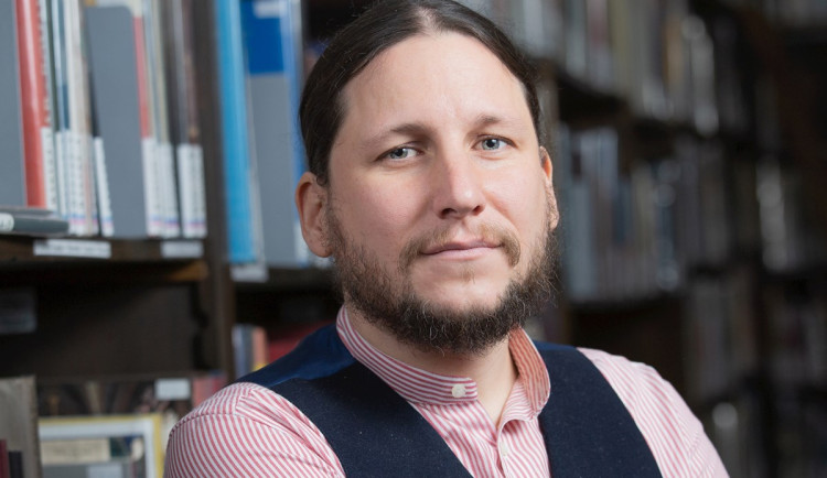 Spor o Folettiho eskaluje. Studenti protestují, univerzity si vyměňují ostrá slova