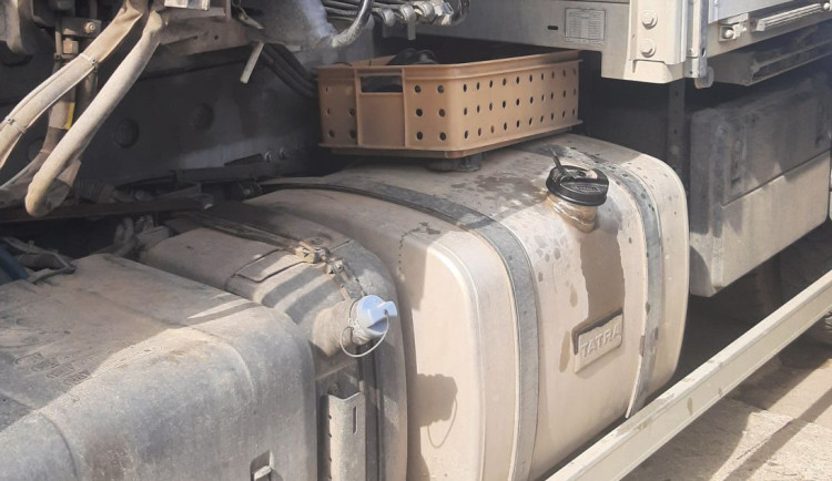 Ropná krize dorazila už i na Brněnsko. Povedená dvojice zatoužila po naftě z náklaďáku