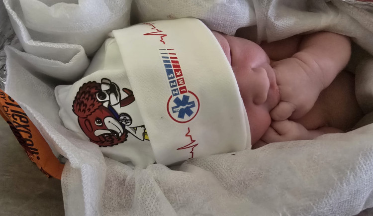 Rychlejší než sanitka. Valentýnka přišla na svět s pomocí operátora i tatínka