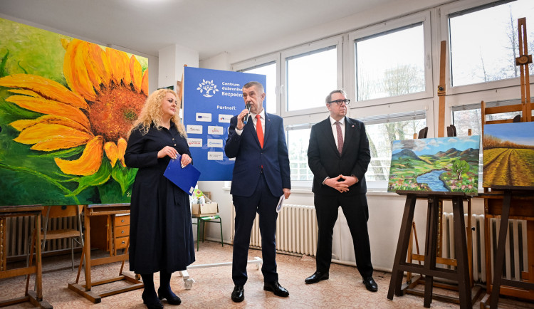 Vlády ČR a SR při příjezdu na jednání vítají v Nové Horce protestní billboardy