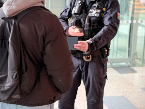 Krajané zbytečně riskují v kolejišti. Policie řešila přestupky i muže s ukradenými kabely