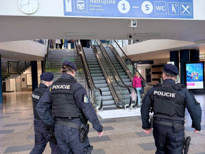 Krajané zbytečně riskují v kolejišti. Policie řešila přestupky i muže s ukradenými kabely
