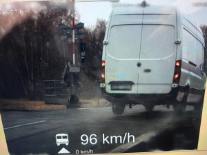 Stovkou přelétli přes koleje. Policisté si posvítili na řidiče u železničních přejezdů