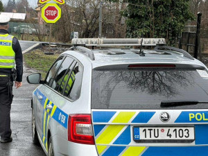Stovkou přelétli přes koleje. Policisté si posvítili na řidiče u železničních přejezdů