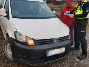 Stovkou přelétli přes koleje. Policisté si posvítili na řidiče u železničních přejezdů