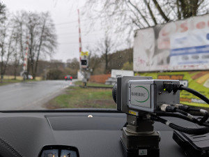 Stovkou přelétli přes koleje. Policisté si posvítili na řidiče u železničních přejezdů