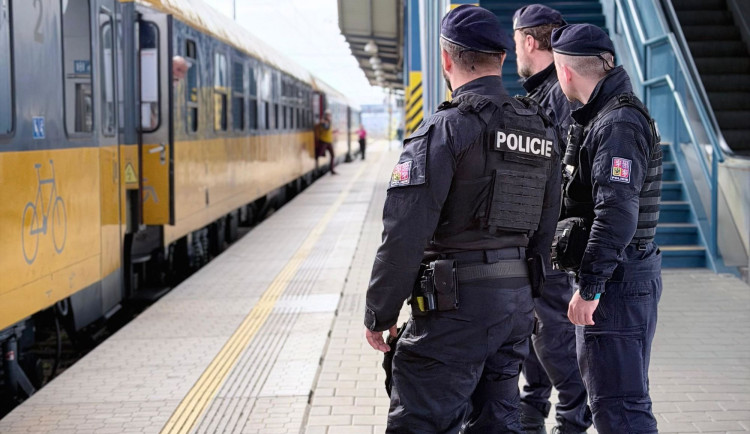 Krajané zbytečně riskují v kolejišti. Policie řešila přestupky i muže s ukradenými kabely