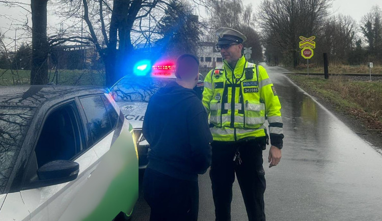 Stovkou přelétli přes koleje. Policisté si posvítili na řidiče u železničních přejezdů