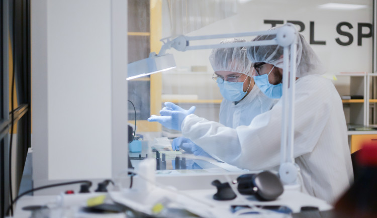 Studenti z Brna sami navrhli a sestrojili družici, která v létě poletí do vesmíru