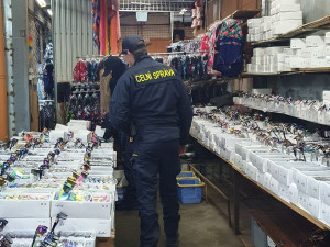 Cizinečtí policisté kontrolovali tržnici v Ostravě. Tři lidé musí opustit Česko