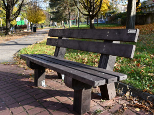 Z vyhozeného textilu vyrábějí v Ostravě nábytek. Kontejnery ale ničí vandalové