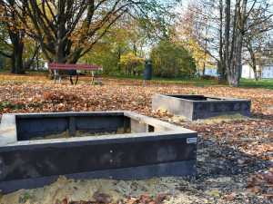 Z vyhozeného textilu vyrábějí v Ostravě nábytek. Kontejnery ale ničí vandalové