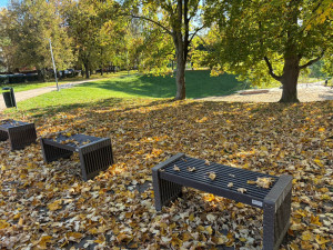 Z vyhozeného textilu vyrábějí v Ostravě nábytek. Kontejnery ale ničí vandalové