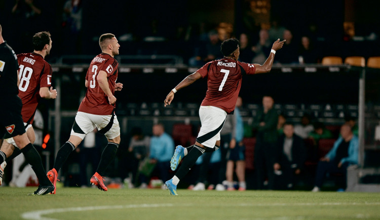 Fotbalisté Sparty porazili Karvinou 2:0 a odskočili třetí Plzni na osm bodů