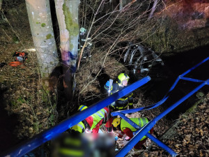 FOTO: Při noční nehodě skončilo auto v potoce, řidič byl pod vlivem drog
