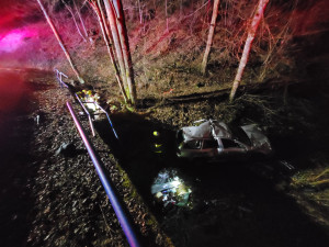 FOTO: Při noční nehodě skončilo auto v potoce, řidič byl pod vlivem drog