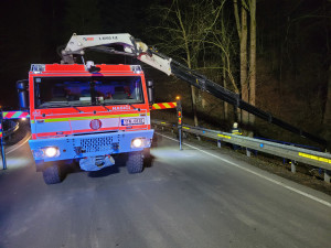 FOTO: Při noční nehodě skončilo auto v potoce, řidič byl pod vlivem drog