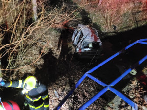 FOTO: Při noční nehodě skončilo auto v potoce, řidič byl pod vlivem drog