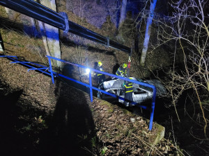 FOTO: Při noční nehodě skončilo auto v potoce, řidič byl pod vlivem drog