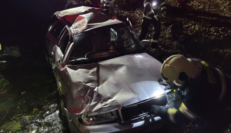FOTO: Při noční nehodě skončilo auto v potoce, řidič byl pod vlivem drog. Foto: Hasičský záchranný sbor Moravskoslezského kraje
