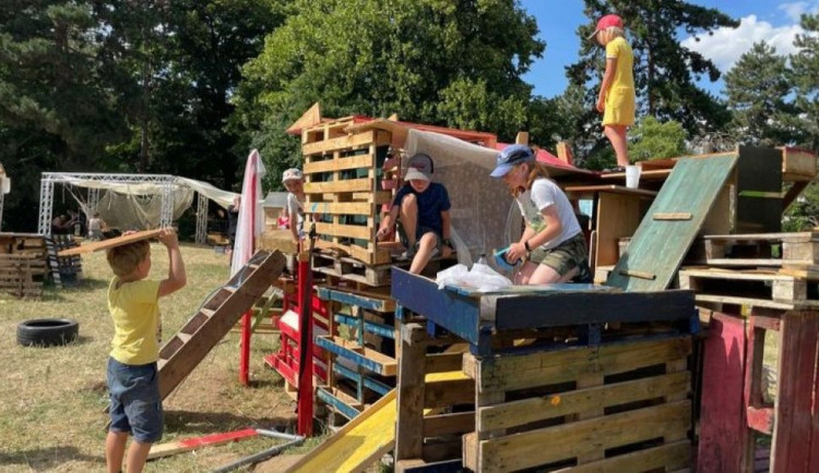Na Vypichu se otevírá stálé dobrodružné hřiště. Děti si mohou postavit bunkry a domečky