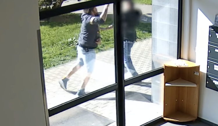 VIDEO: Brutální napadení mezi paneláky. Muž bojuje o život, agresor je na útěku