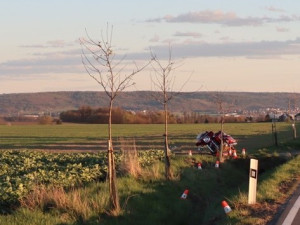 Řidič motocyklu zemřel na Opavsku, nezvládl průjezd zatáčkou