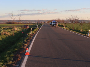 Řidič motocyklu zemřel na Opavsku, nezvládl průjezd zatáčkou