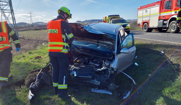 Dopravní nehoda u Bošova uzavřela silnici první třídy