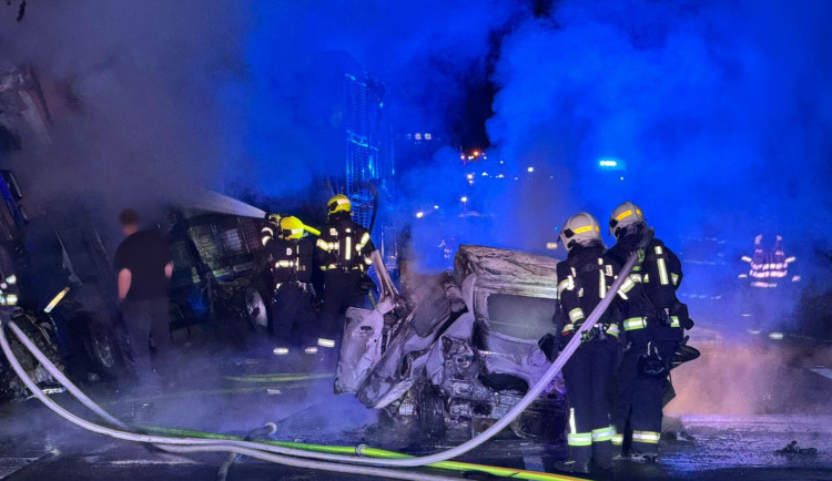 Po nehodě začal kamion i osobák hořet, hasiči vytáhli z vraku jedno tělo