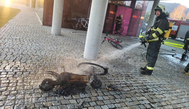 Požár elektrokoloběžky zaměstnal čtyři jednotky hasičů.