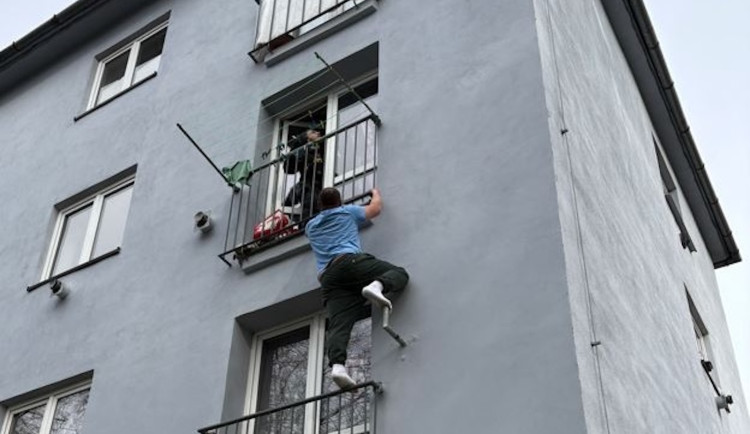 Zloděj z Vítkovic skončil policistům přímo v náruči. Snažil se utéct přes balkón.