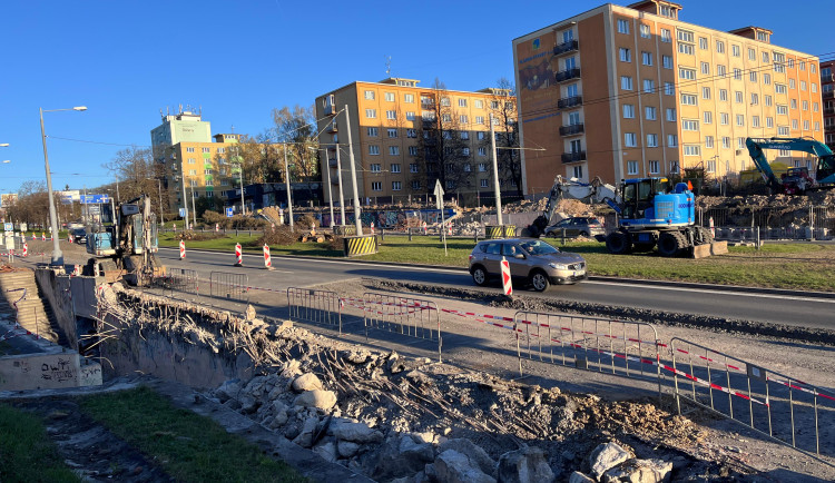 VIDEO: Skákající skleničky a prasklé akvárium. Při stavbě nové lávky se otřásá celý panelák