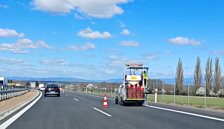 Nová D35 u Olomouce dostává finální značení, na vybledlé čáry si stěžovali řidiči